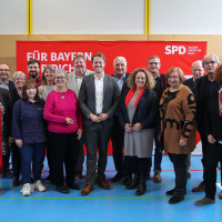 Die ersten 20 Kandidatinnen und Kandidaten der SPD-Kreistagsliste für die Kommunalwahl 2026 – angeführt von Landratskandidat Fabian Wamser (vorne Mitte) – präsentieren in Ustersbach ihre paritätisch besetzte und einstimmig gewählte Liste.